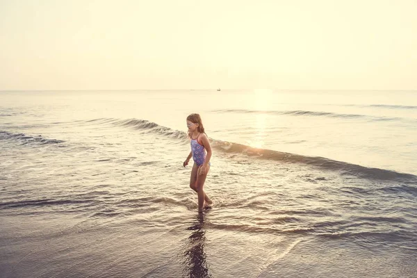 Маленька Дитина Грає Пляжі — стокове фото