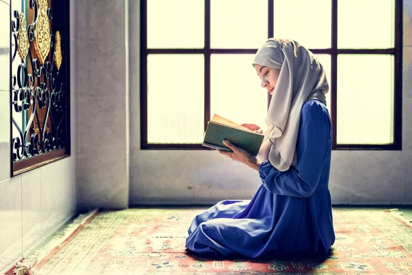 Wanita Muslim Membaca Dari Quran — Stok Foto