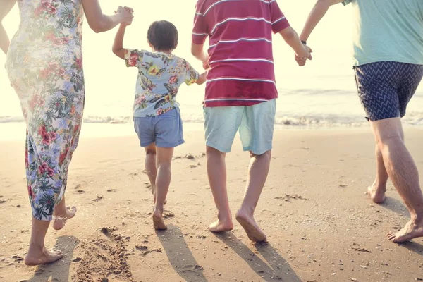 アジアの家族が浜辺で遊んで — ストック写真