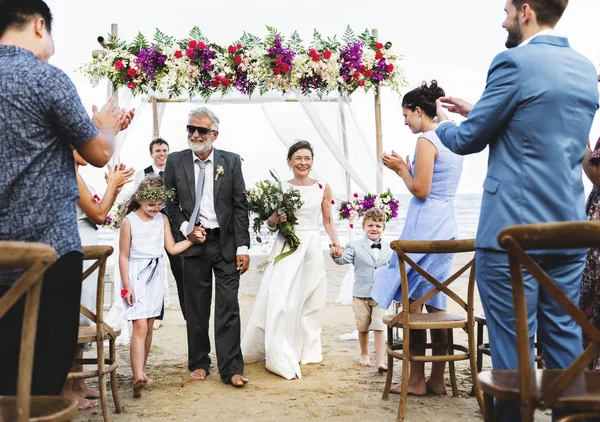 Ανώτερος Ζευγάρι Παντρεύεται Στην Παραλία — Φωτογραφία Αρχείου