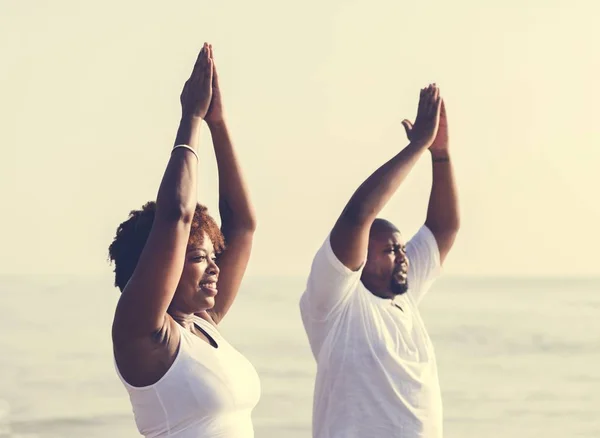 Casal Afro Americano Trabalhando Praia — Fotografia de Stock