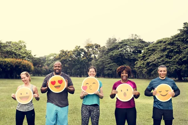 Grupo Personas Diversas Con Emoticonos —  Fotos de Stock