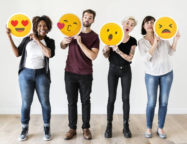 Pessoas Diversas Segurando Emoticon — Fotografia de Stock