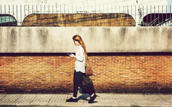 Chica Caminando Casa Verano — Foto de Stock