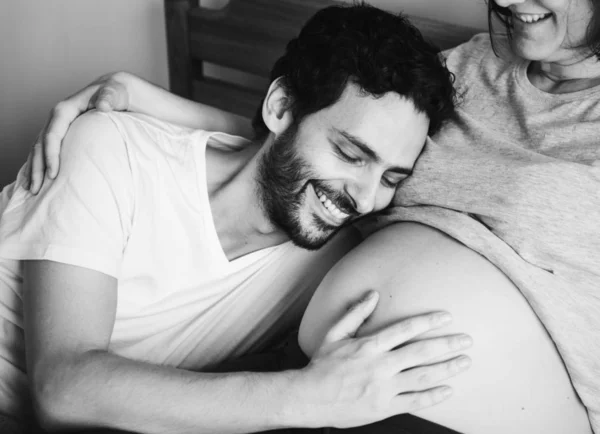 Ζευγάρι Ξαπλωμένη Στο Κρεβάτι Μαζί Άνθρωπος Ακούει Εγκυμοσύνη Προσκρούσεις — Φωτογραφία Αρχείου