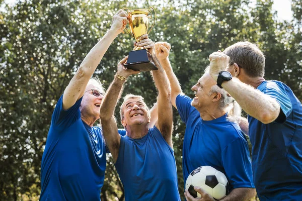 Equipe Jogadores Futebol Maduros Ganhando Taça — Fotografia de Stock