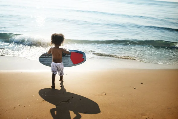 Małe Dziecko Gra Plaży — Zdjęcie stockowe