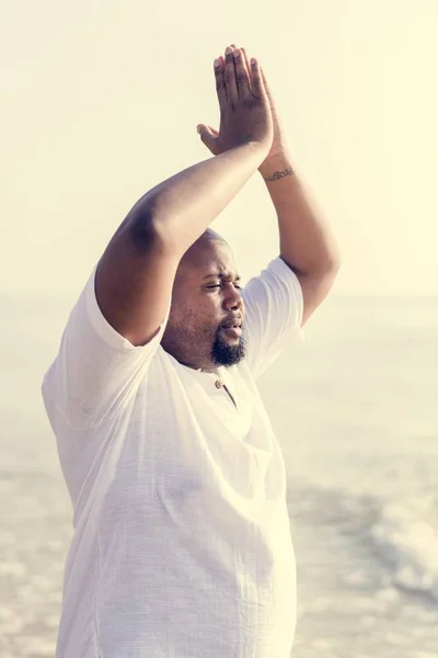 Afrikanisch Amerikanischer Mann Praktiziert Yoga Strand — Stockfoto