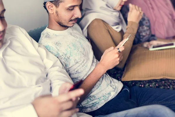 Мусульманские Друзья Используют Социальные Сети Телефонах — стоковое фото