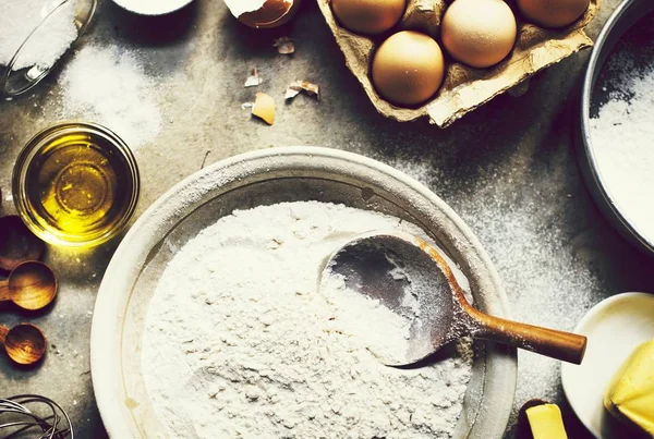 Los Ingredientes Para Hornear Una Mesa — Foto de Stock