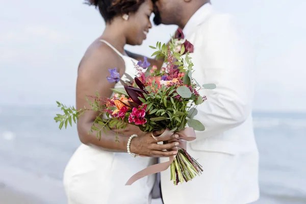 African American Para Ślub Plaży — Zdjęcie stockowe