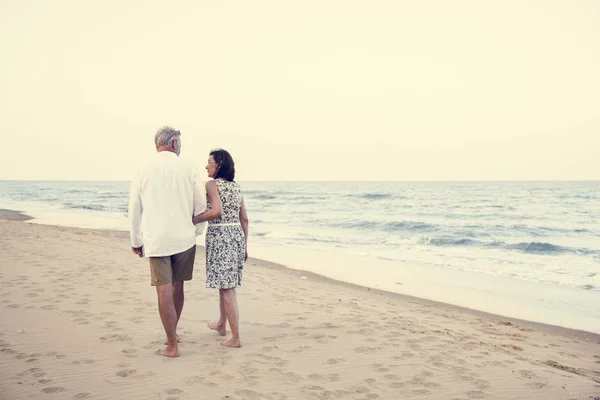 Vue Arrière Couple Mature Amoureux Marchant Extérieur Sur Plage Sable — Photo