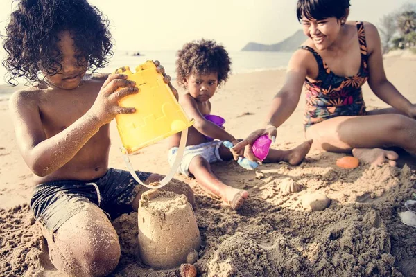 Eine Familie Baut Sandburgen — Stockfoto