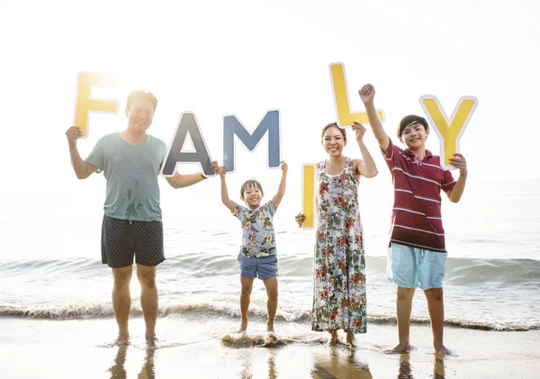 Familie Hält Briefe Strand Hoch — Stockfoto