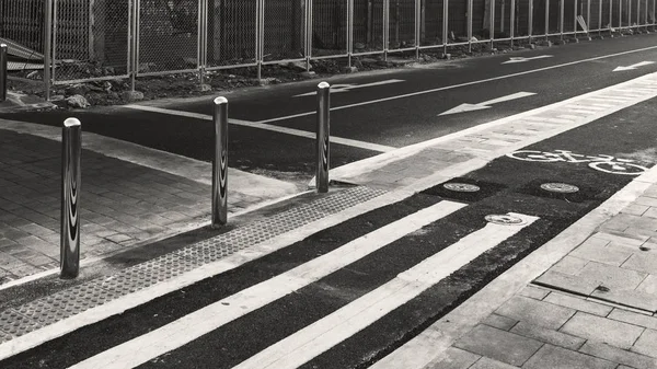 Camino Ciudad Vacía Con Efecto Escala Grises —  Fotos de Stock