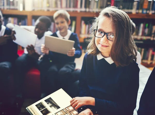 Jonge Studenten Een Bibliotheek — Stockfoto