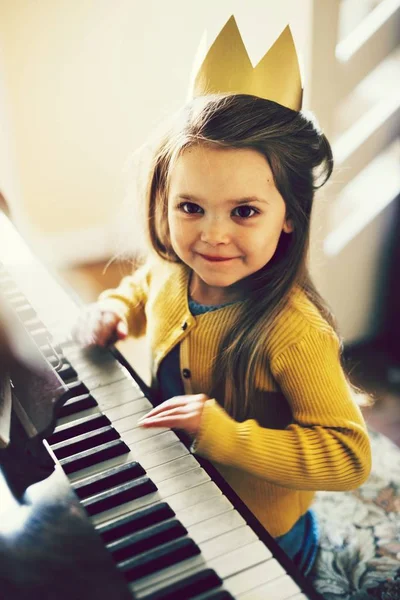 Linda Chica Tocando Piano — Foto de Stock