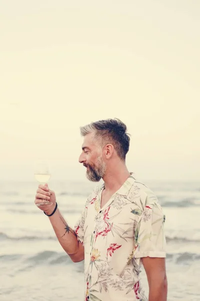 Mann Trinkt Ein Glas Wein Strand — Stockfoto