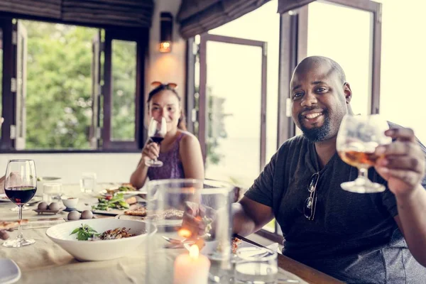 Bir restoranda kutlama arkadaş grubu