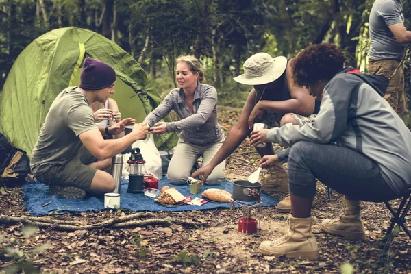 Grupo Amigos Diversos Acampar Floresta — Fotografia de Stock
