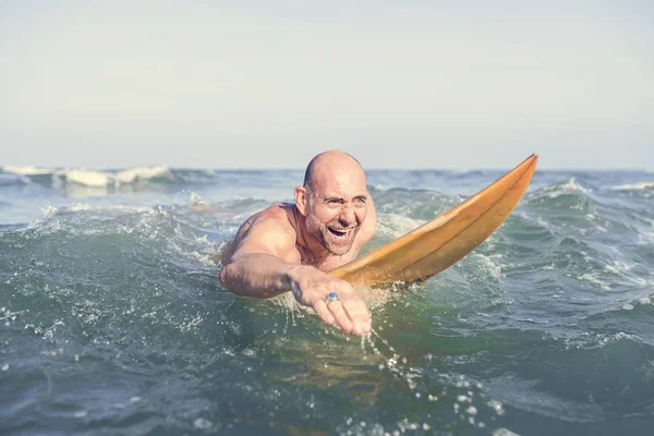 Homem Mais Velho Numa Prancha Surf — Fotografia de Stock