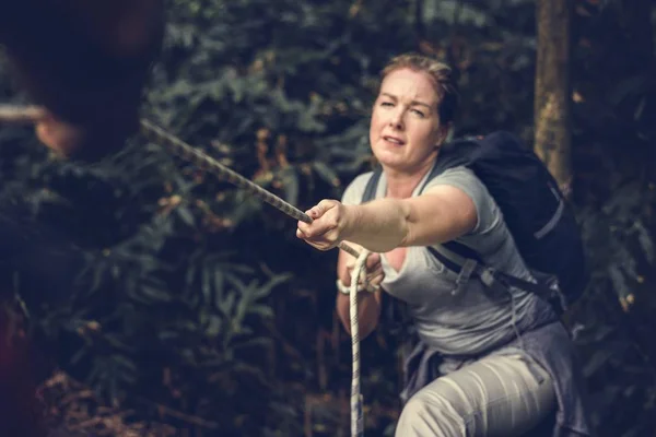 Vrouw Een Touw Klimmen — Stockfoto