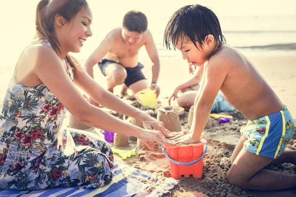 Famiglia Asiatica Che Gioca Spiaggia — Foto Stock