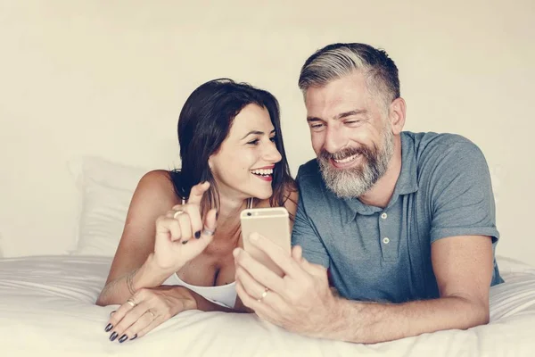 Casal Usando Smartphone Cama — Fotografia de Stock