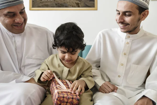 Muslim Anak Kecil Dengan Keluarganya — Stok Foto