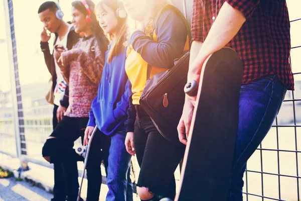 Grupp Skolan Vänner Utomhus Livsstil Och Fritid Musik Koncept — Stockfoto