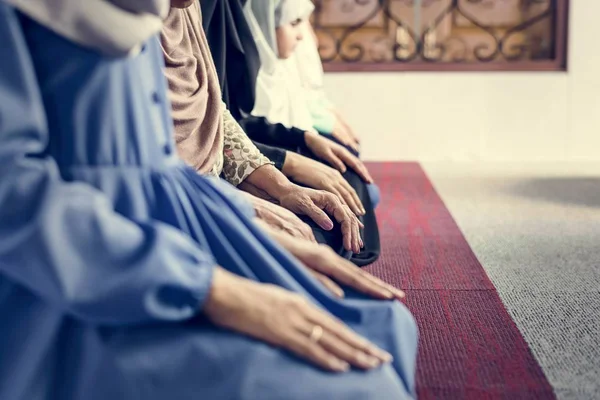 Perto Pessoas Muçulmanas Orações Postura Tashahhud Imagem Cortada Pessoas Sentadas — Fotografia de Stock