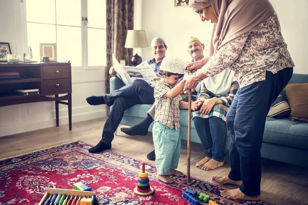 穆斯林家庭放松在家中 — 图库照片