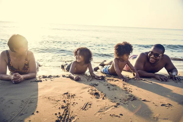 Família Brincando Juntos Praia — Fotografia de Stock