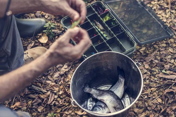 餌を入れて漁師のクローズ アップ — ストック写真