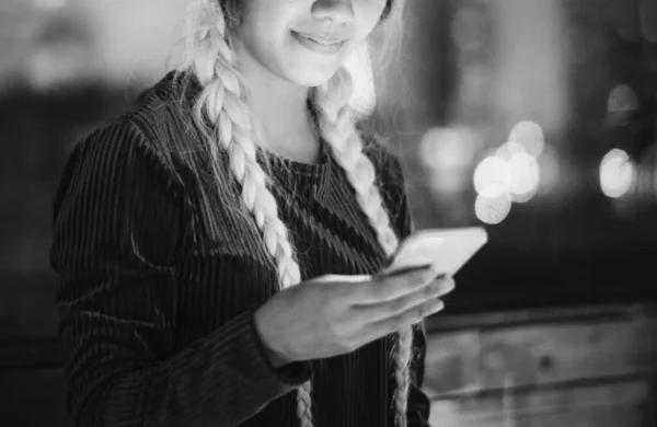 Bir Akıllı Telefon Kullanan Gülümseyen Genç Kadın — Stok fotoğraf