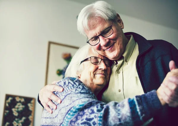 Seniorpaar Tanzt Wohnzimmer — Stockfoto