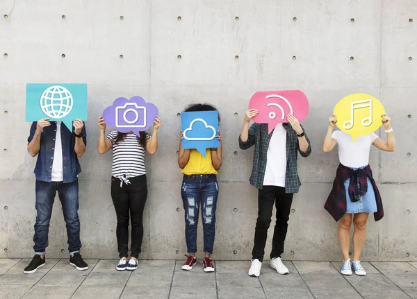 Tonåringar Som Täcker Sina Ansikten Med Sociala Medier Ikoner — Stockfoto