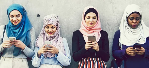 Mulheres Islâmicas Amigas Burka Usando Telefones Celulares — Fotografia de Stock