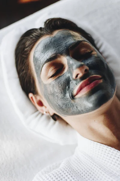 Mulher Relaxante Com Uma Máscara Facial Spa — Fotografia de Stock