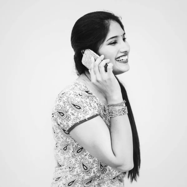 Fiatal Indiai Beszél Telefonon — Stock Fotó
