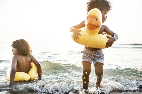 Zwei Kinder Spielen Strand — Stockfoto