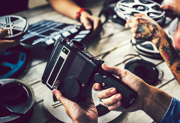 Estudiantes Cine Trabajando Con Una Cámara Vintage —  Fotos de Stock