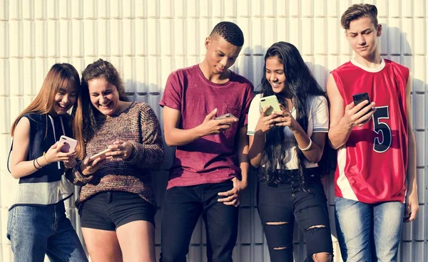 Gruppo Giovani Amici Adolescenti Che Rilassano Insieme Utilizzando Concetto Social — Foto Stock