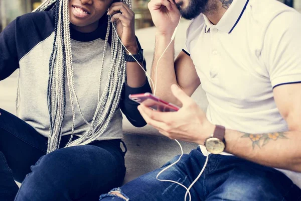 Casal Ouvindo Música Juntos — Fotografia de Stock