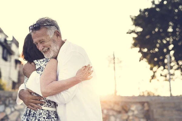 Una pareja de ancianos disfrutando de la playa —  Fotos de Stock