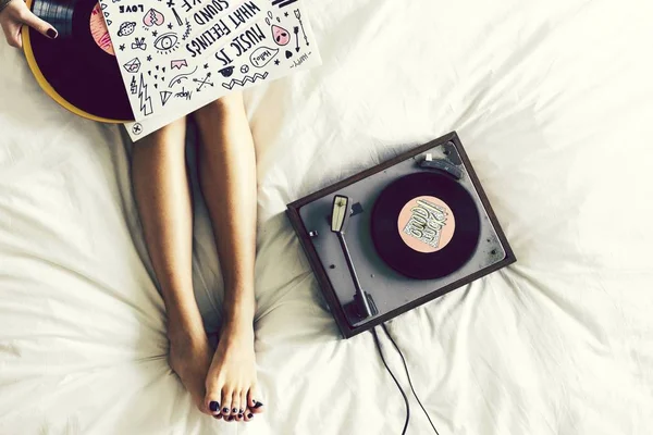 Vrouw Luisteren Naar Muziek Van Een Vinyl Schijf Draaitafel — Stockfoto