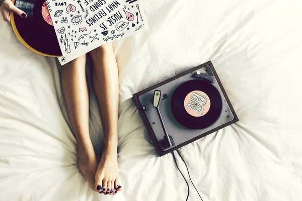 Mulher Ouvindo Música Gira Discos Vinil — Fotografia de Stock