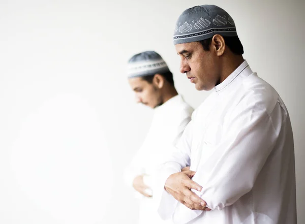 Hombres Musulmanes Rezando Durante Ramadán — Foto de Stock