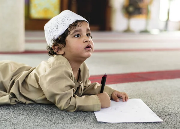 穆斯林男孩在清真寺学习 躺在地板上 — 图库照片