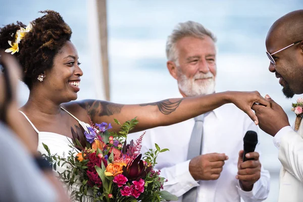 アフリカ系アメリカ人のカップルがビーチで結婚 — ストック写真